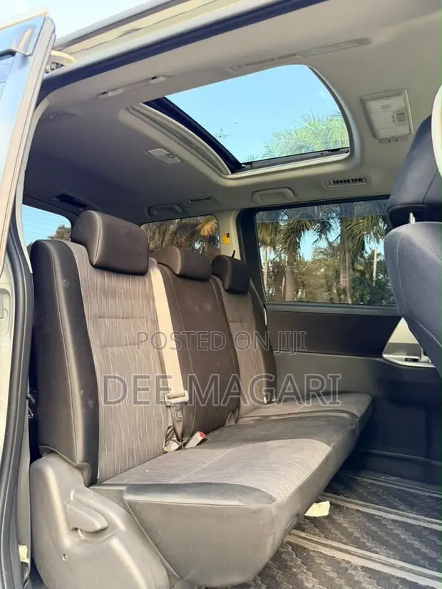 Toyota Noah 2011 Nyeupe - 1