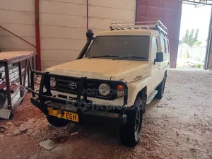 Toyota Land Cruiser 4x4 2004 Nyeupe