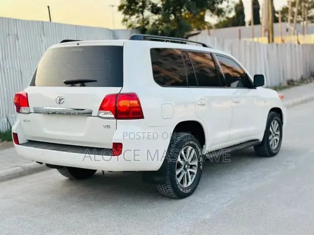 Toyota Land Cruiser 2014 Nyeupe - 1