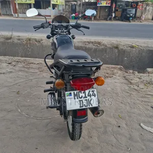 Bajaj Boxer 125 2024 Nyeusi
