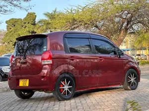 Toyota Spade 2013 Nyekundu