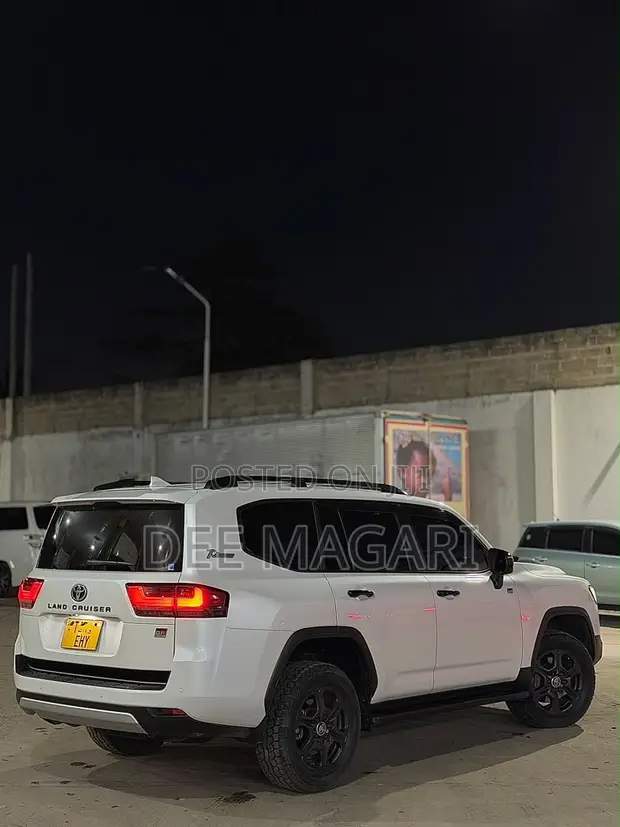 Toyota Land Cruiser 300 GR Sport 2024 - 1