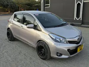 Toyota Vitz 2006 Nyeupe