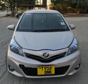 Toyota Vitz 2012 Nyeupe