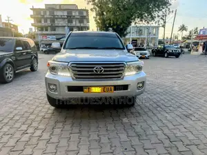 Toyota Land Cruiser V8 2015 Nyeupe