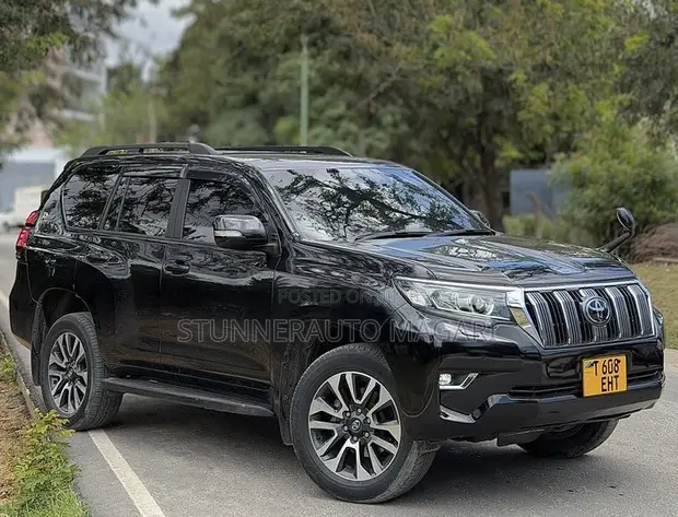 Toyota Land Cruiser Prado 2022 Nyeusi ya Matt - 1