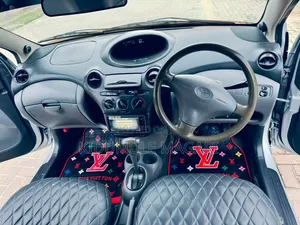 Toyota Vitz 2003 Nyeupe