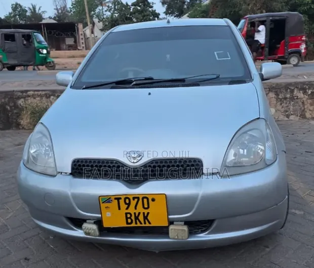 Toyota Vitz 2003 Nyeupe - 1