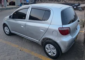 Toyota Vitz 2003 Nyeupe