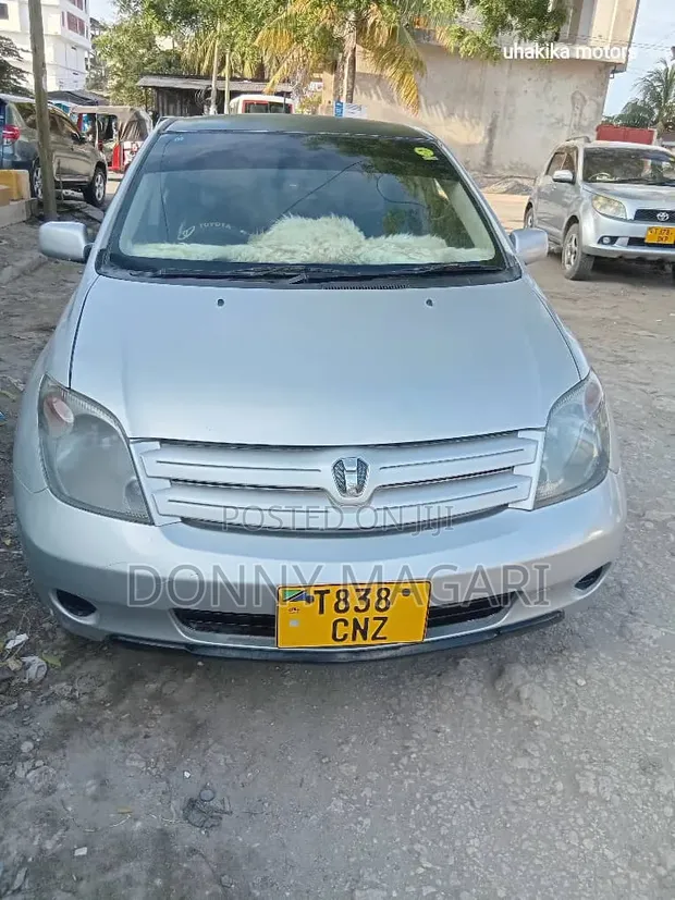 Toyota IST 2004 Nyeupe - 1