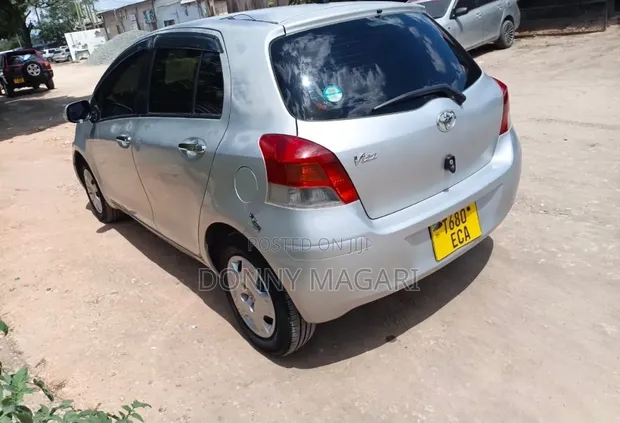 Toyota Vitz 2006 Nyeupe - 1