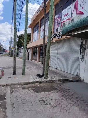 Jengo la Biashara na Maduka 12 & Nyumba kwa Uuzaji, Kinondoni