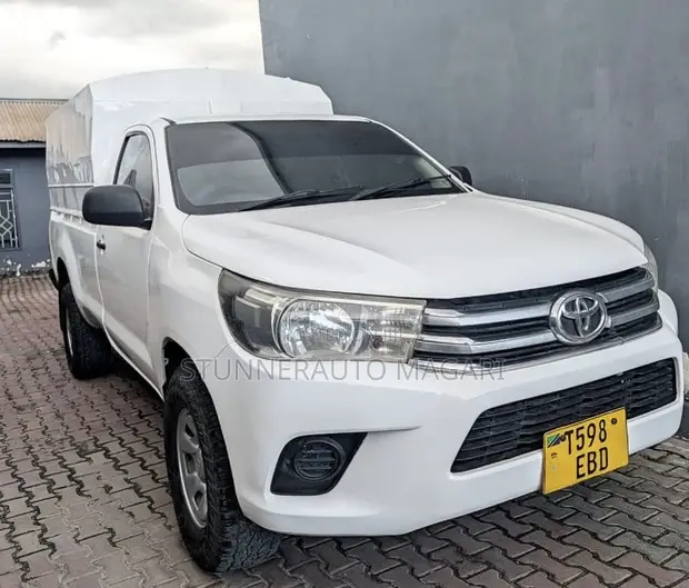 Toyota Hilux 2010 White - 1