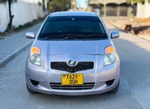 Toyota Vitz 2006 Nyeupe