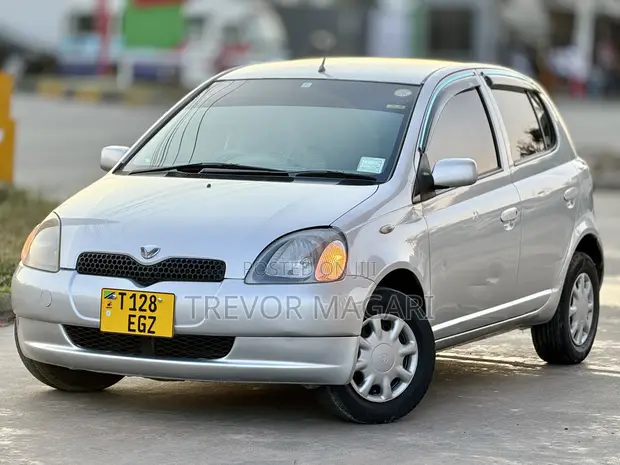 Toyota Vitz 2005 Nyeupe - 1