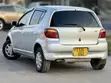 Toyota Vitz 2005 Nyeupe - 4