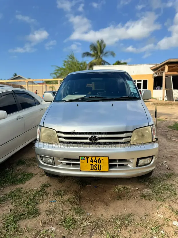 Toyota Noah 2001 Silver - 1