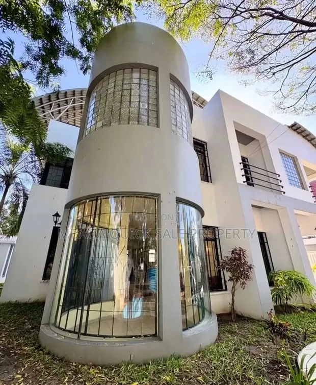 5 Bedroom House for Rent in Masaki with Pool - 1