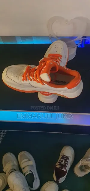 Warrior Low Top Casual Sneakers - Nyeupe