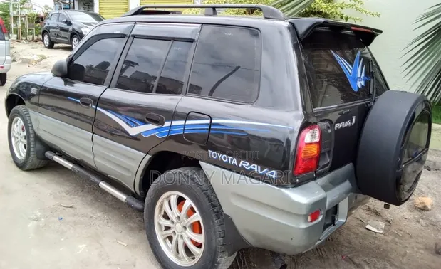 Toyota RAV4 2004 Nyeusi - 1