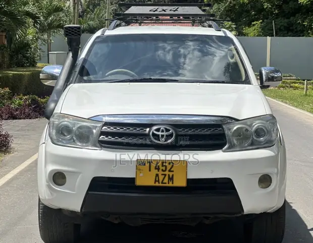 Toyota Fortuner 2004 Nyeupe - 1