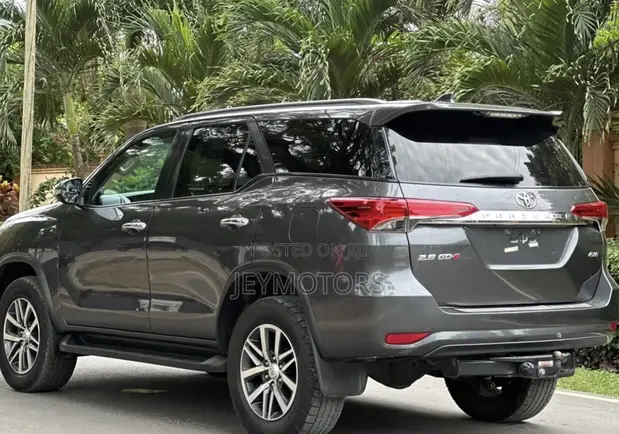 Toyota Fortuner 2019 Kijivu - 1