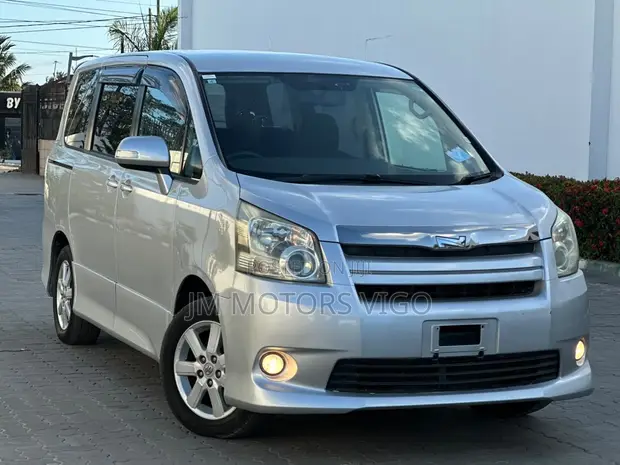 Toyota Noah 2008 Silver - 1