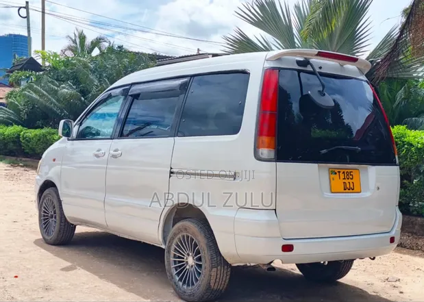 Toyota Noah 2003 White - 1
