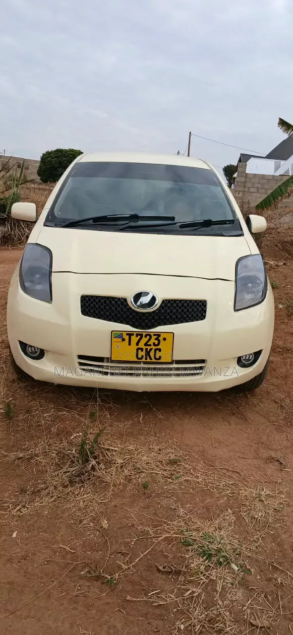 Toyota Vitz 2006 Silver - 1