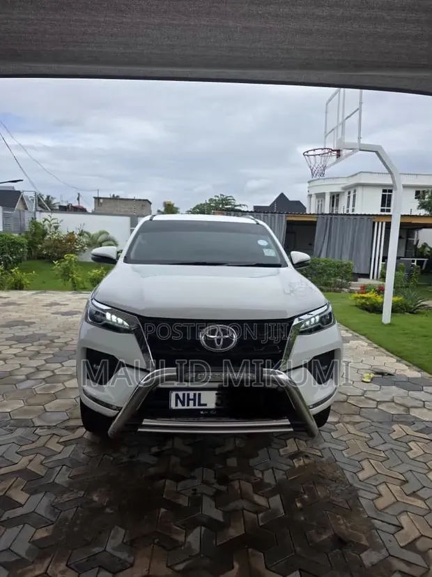 Toyota Fortuner 2024 White - 1