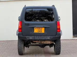 Suzuki Jimny 2000 Nyeusi