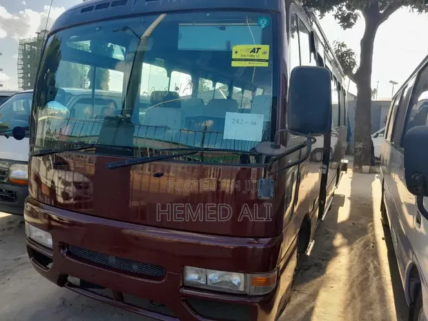 Nissan Civilian 2000 - Nyekundu - 1