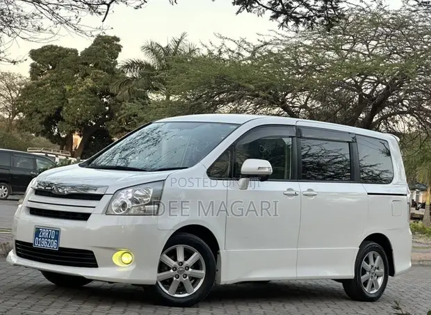 Toyota Noah 2010 - White - 1