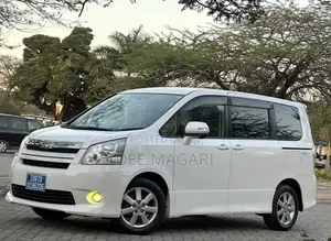 Toyota Noah 2010 - White