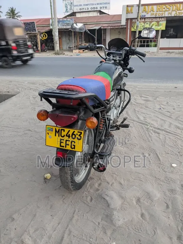 Bajaj Boxer 125 (2025 Model) - Black - 1