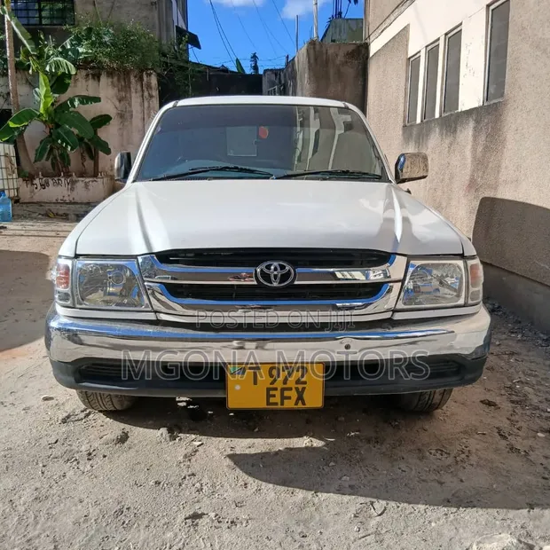 Toyota Hilux 2011 White - 1