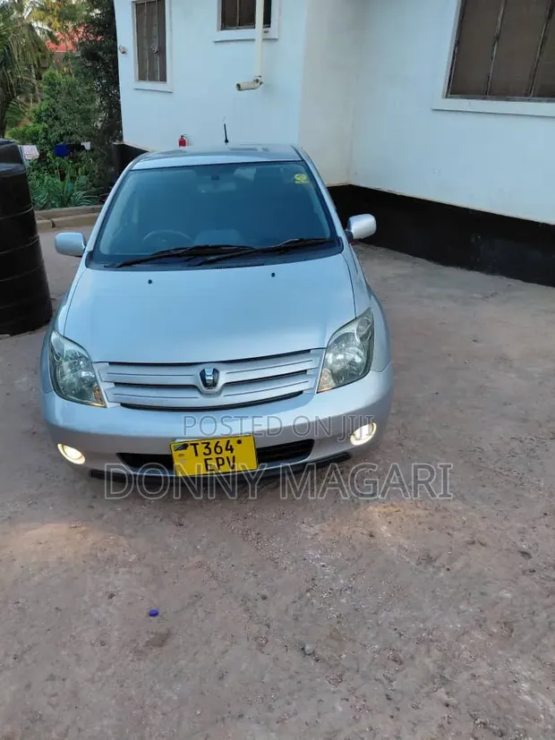 Toyota IST 2004 Silver - 1
