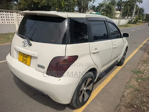 Toyota IST 2005 White - 1