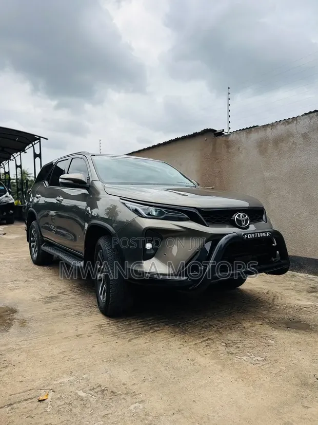 Toyota Fortuner 2.8 D AWD 2023 Gray - 1