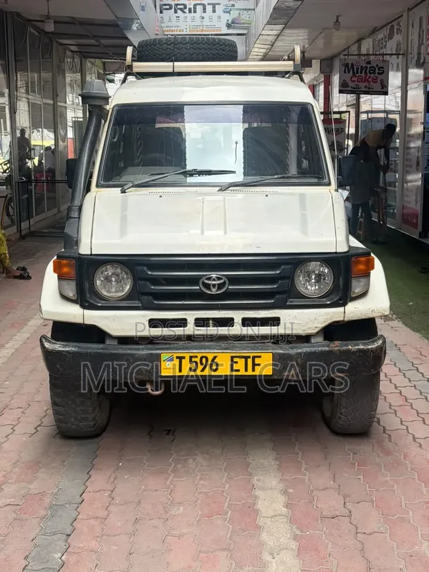Toyota Land Cruiser 2001 White - 1