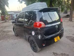 Toyota Porte 2005 Nyeusi