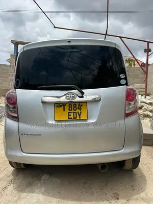 Toyota Ractis 2010 Nyeupe