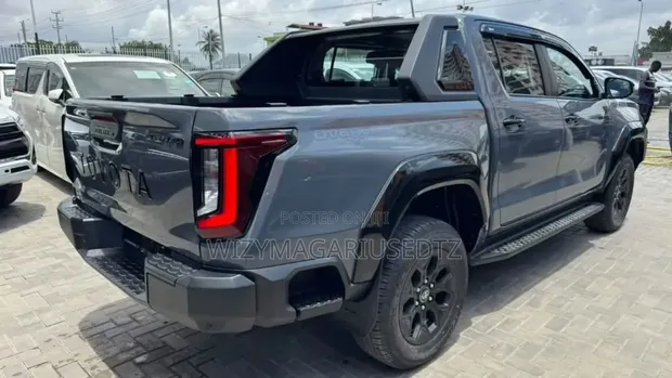 New Toyota Hilux 2026 Double Cab Gray - 1