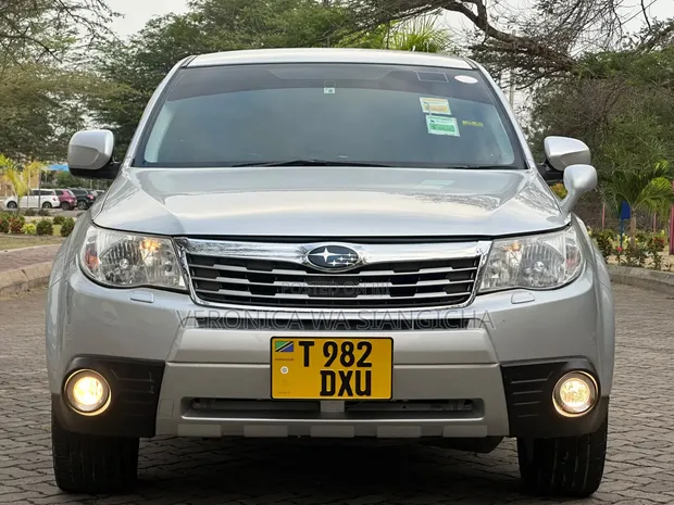 Subaru Forester 2010 Silver - 1