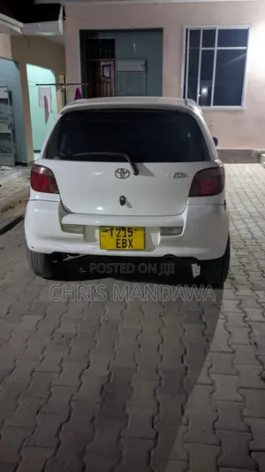 Toyota Vitz 2004 Nyeupe