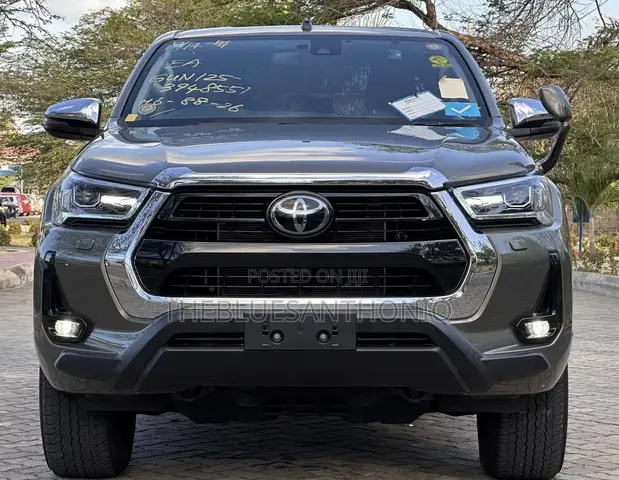 Toyota Hilux Double Cabin 2021 Burgundy - 1