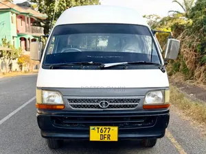 Toyota HiAce 1999 Nyeupe