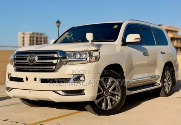 Toyota Land Cruiser 4.6 V8 ZX 2018 Nyeupe - 1
