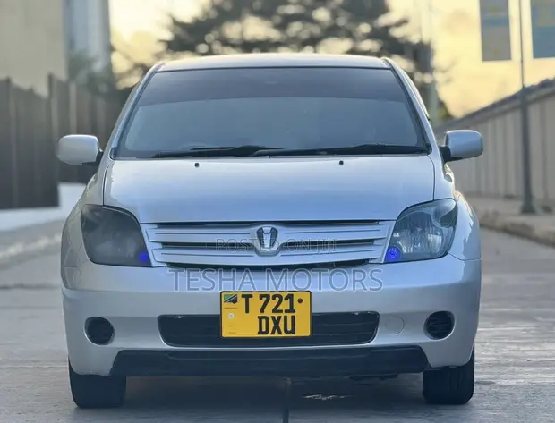 Toyota IST 2003 Nyeupe - 1
