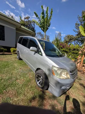 Toyota Noah 2005 Nyeupe
